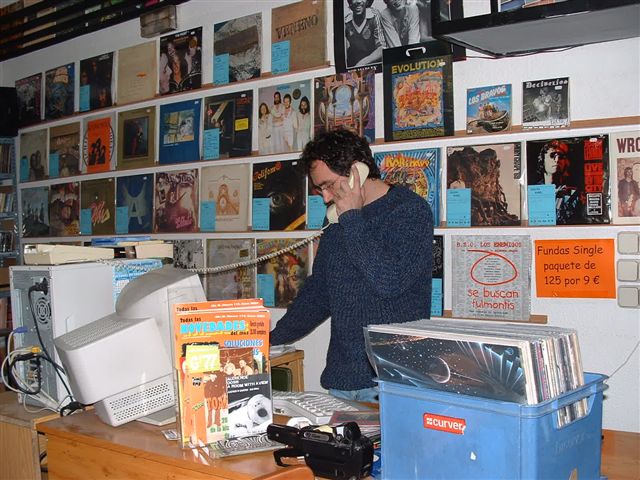 foto de la antigua tienda de babel en Madrid donde se ven los vinilos en las paredes