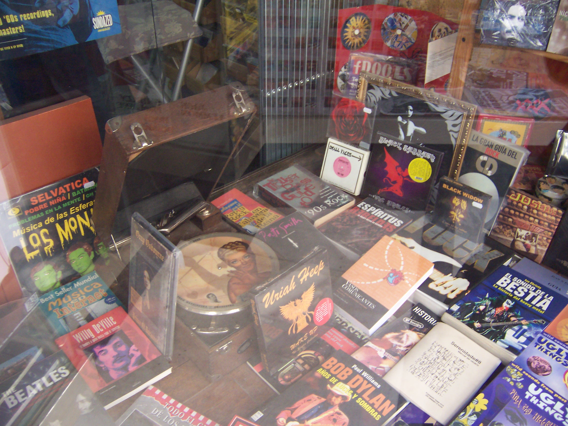 foto de la antigua tienda de babel en Madrid donde se ven los vinilos en las paredes