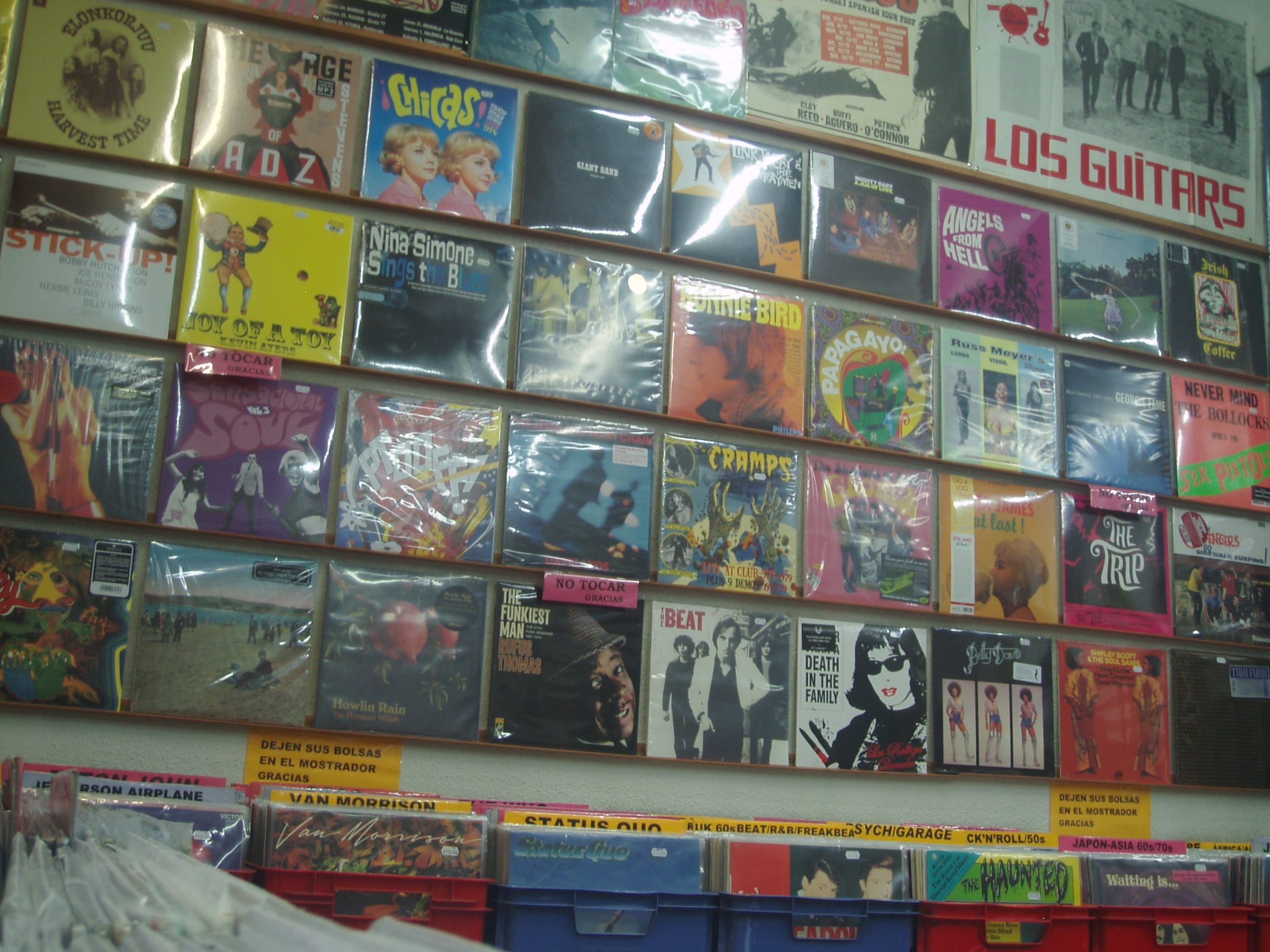 foto de la antigua tienda de babel en Madrid donde se ven los vinilos en las paredes