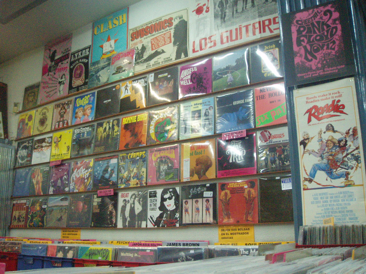 foto de la antigua tienda de babel en Madrid donde se ven los vinilos en las paredes