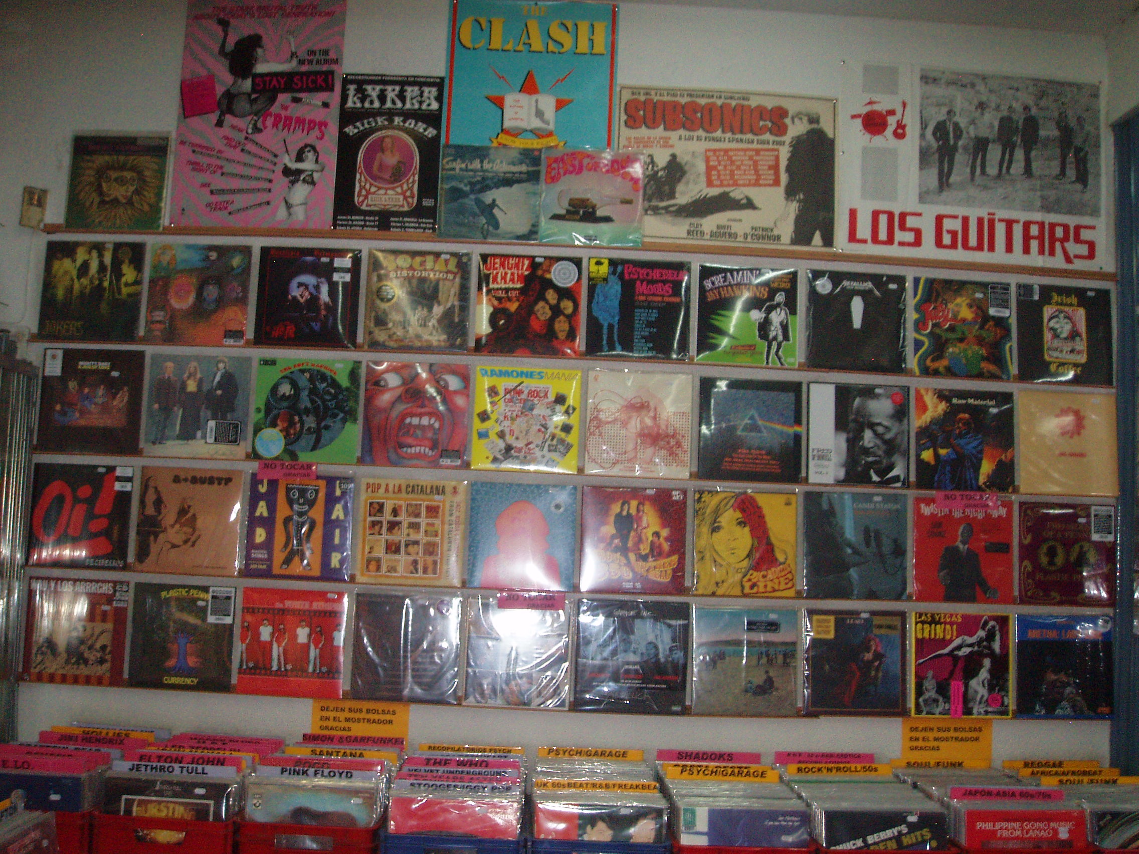 foto de la antigua tienda de babel en Madrid donde se ven los vinilos en las paredes