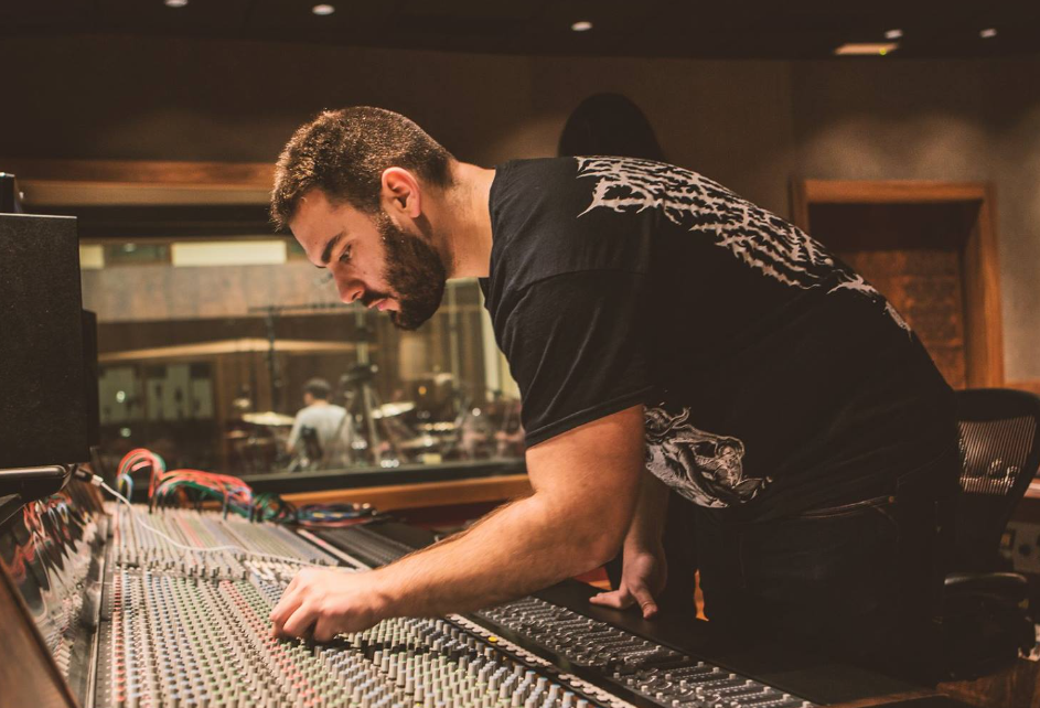 Alex Cappa ingeniero de sonido trabajando en The Metal Factory Studios